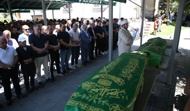 Afyonkarahisar'daki trafik kazasında ölen anne ve bebeği Kayseri'de toprağa verildi