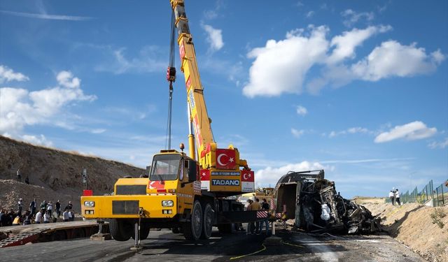 Ankara'da freni patlayan hafriyat kamyonunun karıştığı kazada 2 kişi öldü