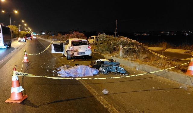 Antalya'da otomobile çarpan motosikletin sürücüsü öldü, 2 kişi yaralandı