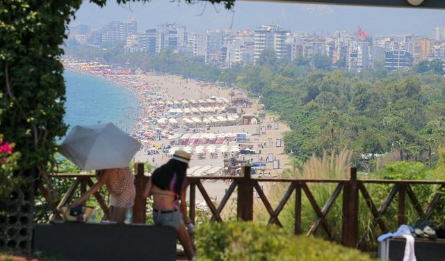 Antalya'da yüksek nem ve sıcaktan bunalanlar sahilleri doldurdu