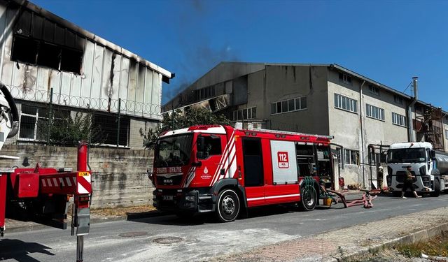 Arnavutköy'de sünger fabrikasında çıkan yangın itfaiye ekiplerince söndürüldü