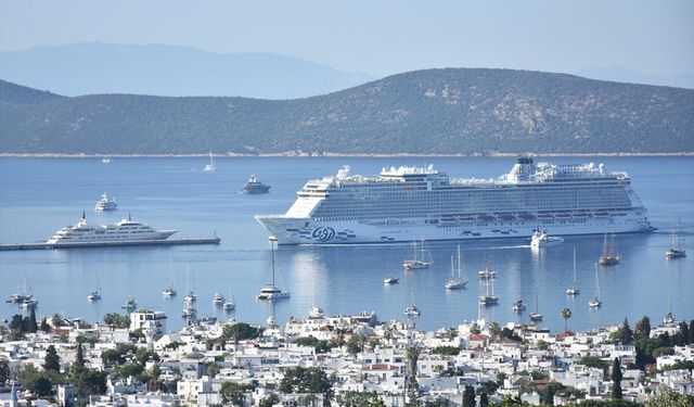 'Aroya' kruvaziyeri Bodrum'a 1532 turist getirdi