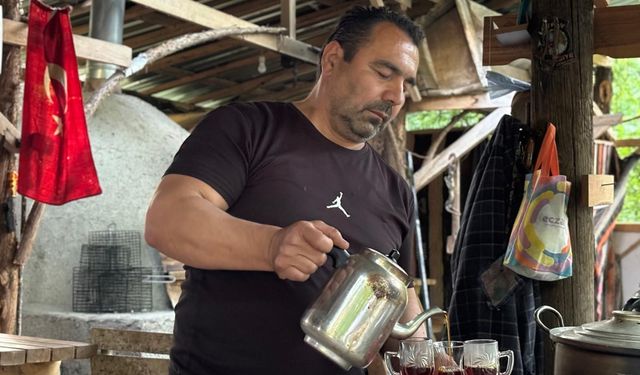 El emeğiyle kurduğu mesire alanında ziyaretçilerini ağırlıyor
