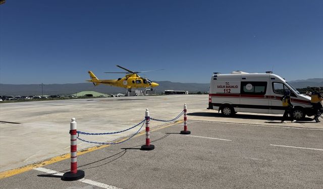 Erzurum'da boğa saldırısında yaralanan genç ambulans helikopterle hastaneye kaldırıldı