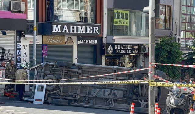 İETT otobüsü ile ambulansın çarpışması sonucu 5 kişi yaralandı