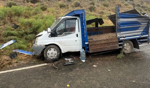 Kağızman-Tuzluca kara yolunda kamyonet devrildi, 10 kişi yaralandı