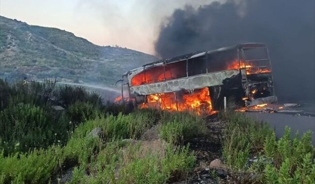 Manavgat'ta seyir halindeki yolcu otobüsü yandı