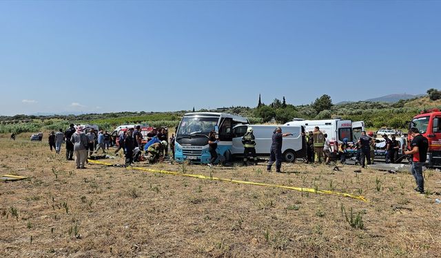 Manisa'da midibüsle panelvanın çarpışması sonucu 1 kişi öldü, 10 kişi yaralandı