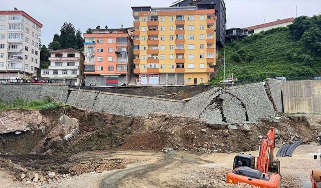 Rize'de yurt inşaatında istinat duvarı yıkıldı, yolun bir bölümü çöktü