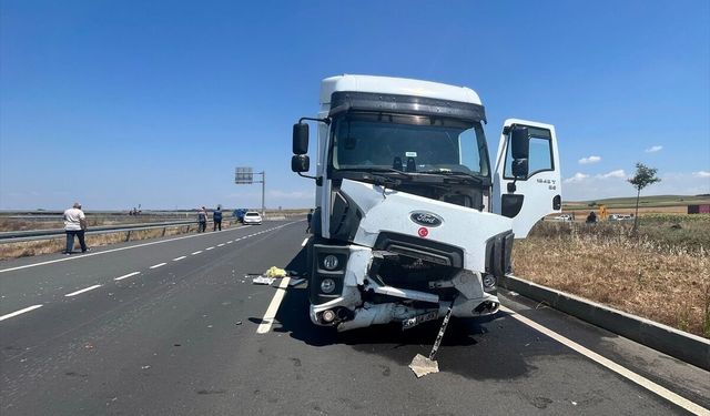 Tekirdağ'da kamyonla hafif ticari aracın çarpıştığı kazada 2 kişi öldü, 3 kişi yaralandı