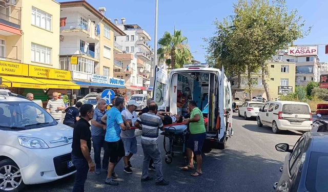 Antalya'da 'U' dönüşü yapan araçla çarpışan motosikletteki 2 kişi yaralandı