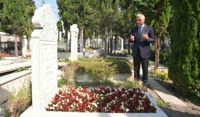 Bakan Ersoy'dan Fatih Külliyesi Haziresi'ne anlamlı ziyaret