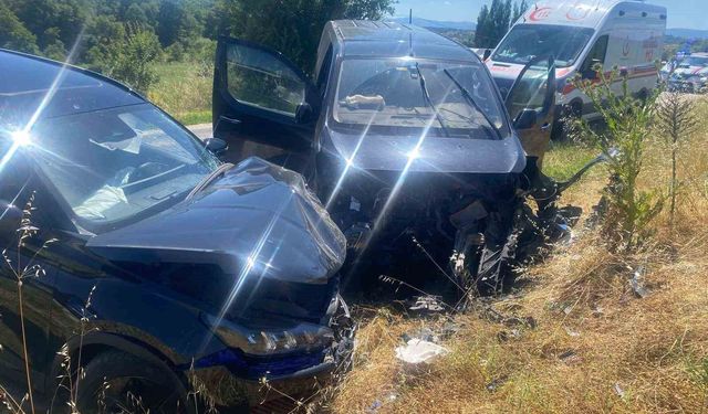 Bilecik'te iki otomobil kafa kafaya çarpıştı: 2 yaralı