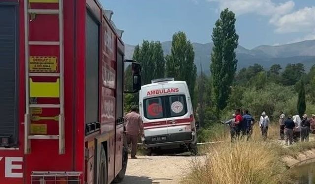 Devrilen traktörün üzerinden yola savrulan genç kadın hayatını kaybetti