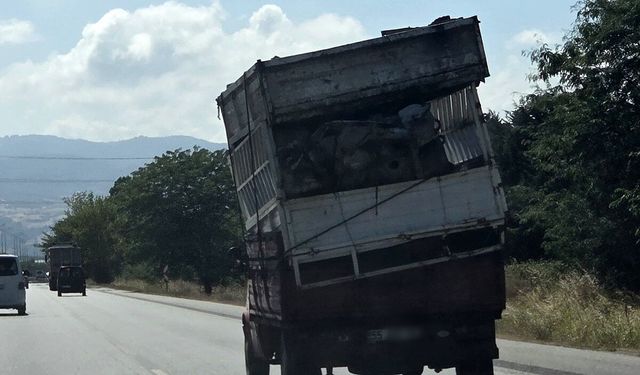 Hurda kasaları eğik şekilde taşıyan kamyonet tehlike oluşturdu