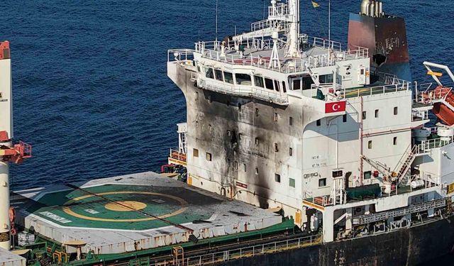 Karadeniz'de dron saldırısına uğrayan gemi Trabzon Limanı'na geldi