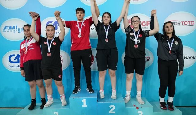 Kastamonulu genç güreşçi Yüsra, Türkiye üçüncüsü oldu