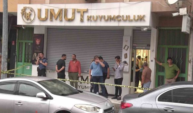 Maltepe'de silahlı kuyumcu soygunu: Şüpheliler altınlarla kaçtı