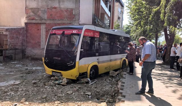 Minibüs, iş yerine çarptıktan sonra boş arsaya uçtu