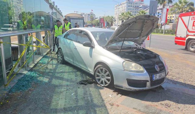 Otomobil tramvay istasyonuna çarptı: 3 yaralı