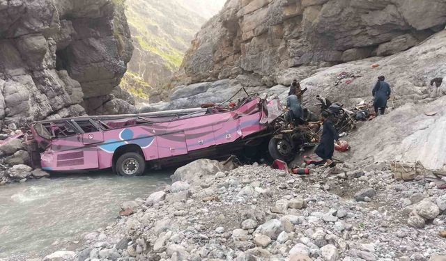 Pakistan'da yolcu otobüsü dev çukura uçtu: 40 ölü