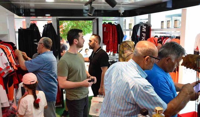 Süper Lig'in yeni ekibi Çorum FK'nin yeni sezon formalarına taraftarlardan yoğun ilgi