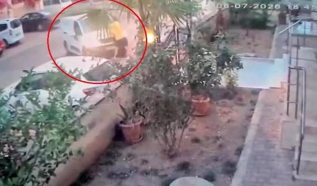 Tartıştığı kişinin üzerine aracı sürüp kapıya sıkıştırdı: O anlar kameraya yansıdı