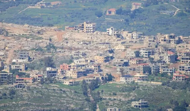 İsrail, ateşkese rağmen Lübnan'da patlayıcılarla yıkımlara devam ediyor
