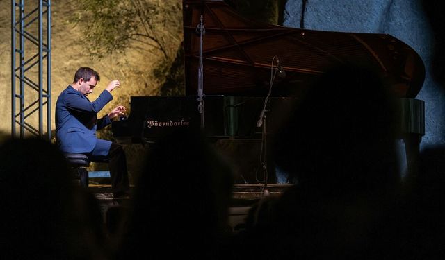 23. Uluslararası Gümüşlük Müzik Festivali'nde Portekizli piyanist Vasco Dantas konser verdi