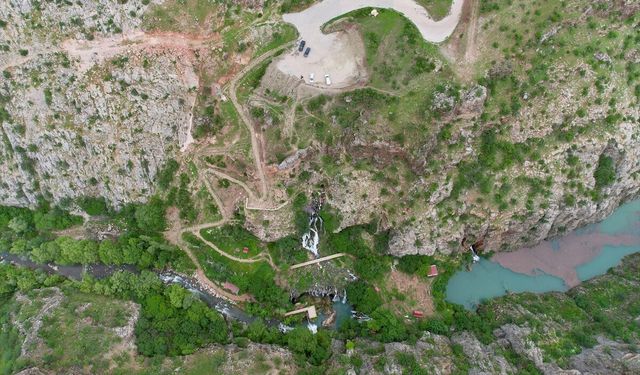 344 basamakla ulaşılan Yeşilköy Şelalesi doğaseverleri bekliyor
