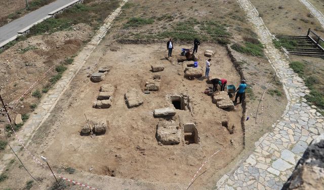 Aigeai Antik Kenti'nde kaya oyma ve sandık türü 10 mezar gün yüzüne çıkarıldı