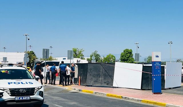 Antalya'da silahlı saldırıya uğrayan kadın öldü