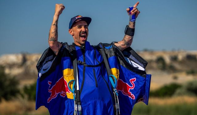 Avusturyalı wingsuit sporcusu Waltenspiel, Kapadokya'da balonlar arasında uçtu