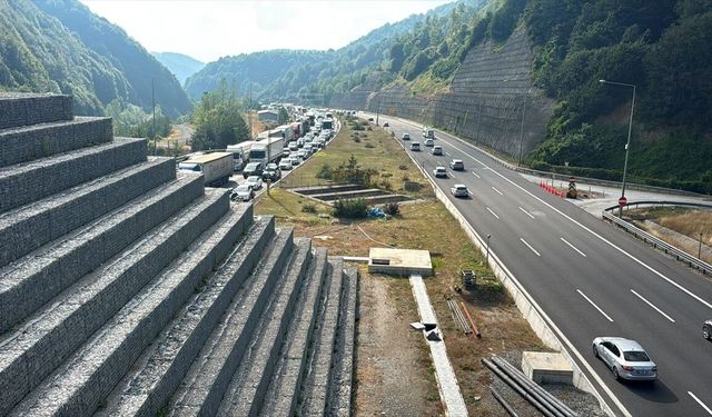 Bolu Dağı Tüneli'nde araç yangını nedeniyle Ankara istikametinde ulaşım sağlanamıyor