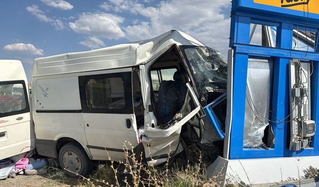 Elazığ'da minibüs ile hafif ticari aracın çarpıştığı kazada 7 kişi yaralandı