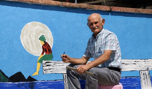 Emekli marangoz yaptığı resimlerle beldenin duvarlarını renklendiriyor
