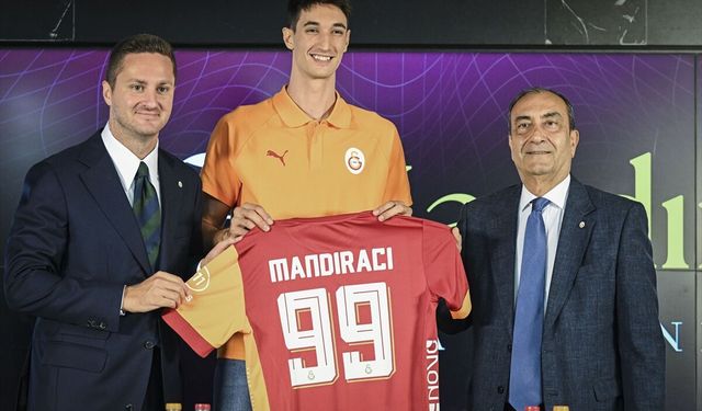 Galatasaray'da voleybolcu Efe Mandıracı için imza töreni düzenlendi