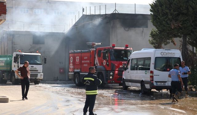 Gaziantep'te tekstil fabrikasında çıkan yangına müdahale ediliyor
