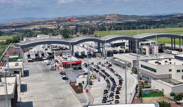 Gurbetçilerin dönüş yolculuğu İpsala Sınır Kapısı'nda yoğunluk oluşturuyor
