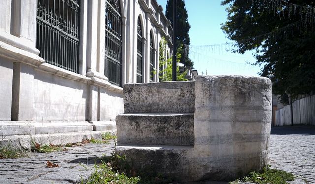 İstanbul'un tarihi yapıları arasında saklı kalan binek taşları