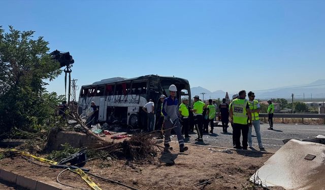 Kayseri'de devrilen yolcu otobüsündeki 1 kişi öldü, 22 kişi yaralandı
