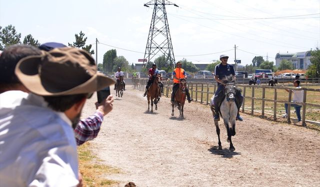 Kütahya'da rahvan atlar, Türkiye Şampiyonası'na katılmak için yarıştı