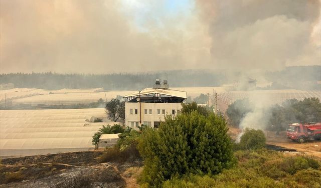 Muğla'da başladıktan sonra Antalya'ya sıçrayan orman yangınına müdahale ediliyor