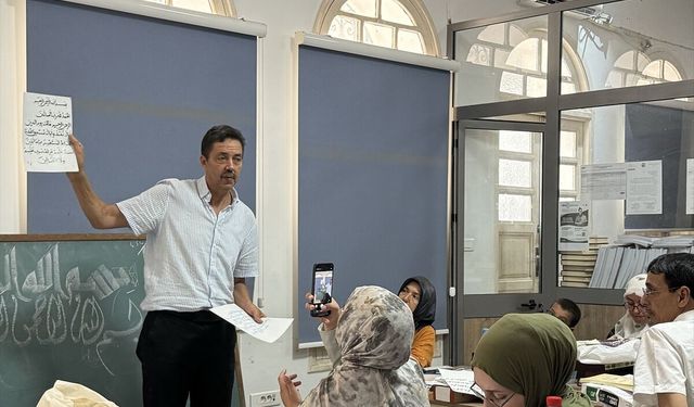 Tunus'ta Arapça eğitimi alan Türk öğrenciler dil eğitimini hat sanatı ve kültürel etkinliklerle pekiştiriyor