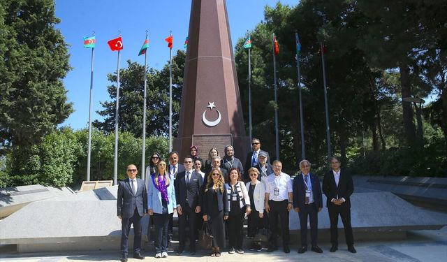 Türk basın heyeti Karabağ programı kapsamında Bakü'de Türk ve Azerbaycan şehitliklerini ziyaret etti