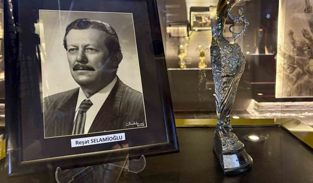 Bir kupa, iki şampiyon: 53 yıl önce ikiye bölünen kupanın yarısı Göztepe Müzesi'nde