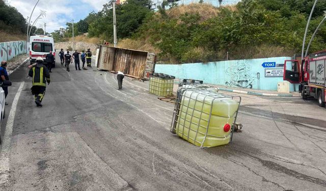 Çamaşır suyu tanklarını taşıyan kamyon devrildi: 1 yaralı