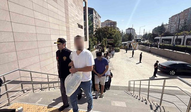 Eskişehir merkezli dev dolandırıcılık operasyonunda yakalanan 90 şüpheli adliyeye sevk edildi
