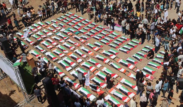 Gazze'de aynı aileden 112 kişi için toplu cenaze töreni