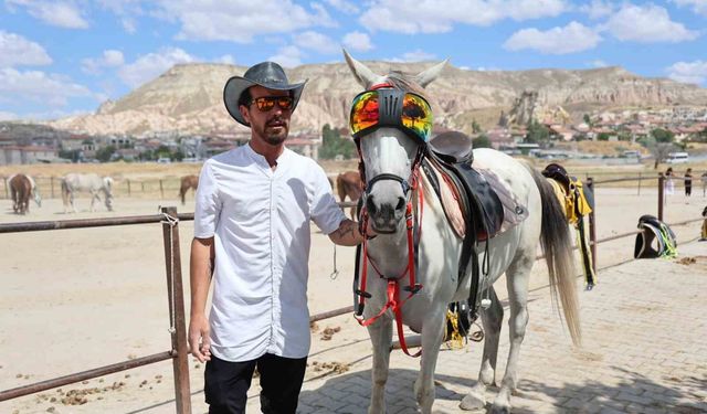 Kapadokya'nın 'Güzel Atlar Diyarı'nda güneş gözlüklü at ilgi odağı oldu